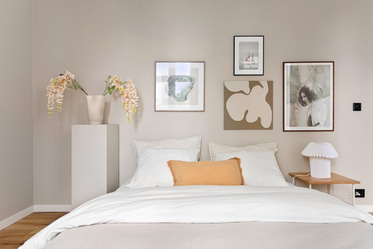 Large statement artwork in a bedroom illustrating oversized bedroom wall decor Elegant minimalist bedroom with a large piece of modern artwork, illustrating a statement piece for a bedroom wall