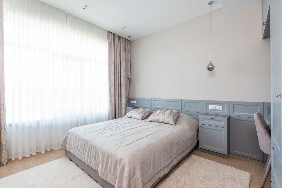 Calming neutral bedroom illustrating the principles of a feng shui bedroom layout Calm hotel-style bedroom with minimalist design and neutral tones, illustrating feng shui bedroom layout principles