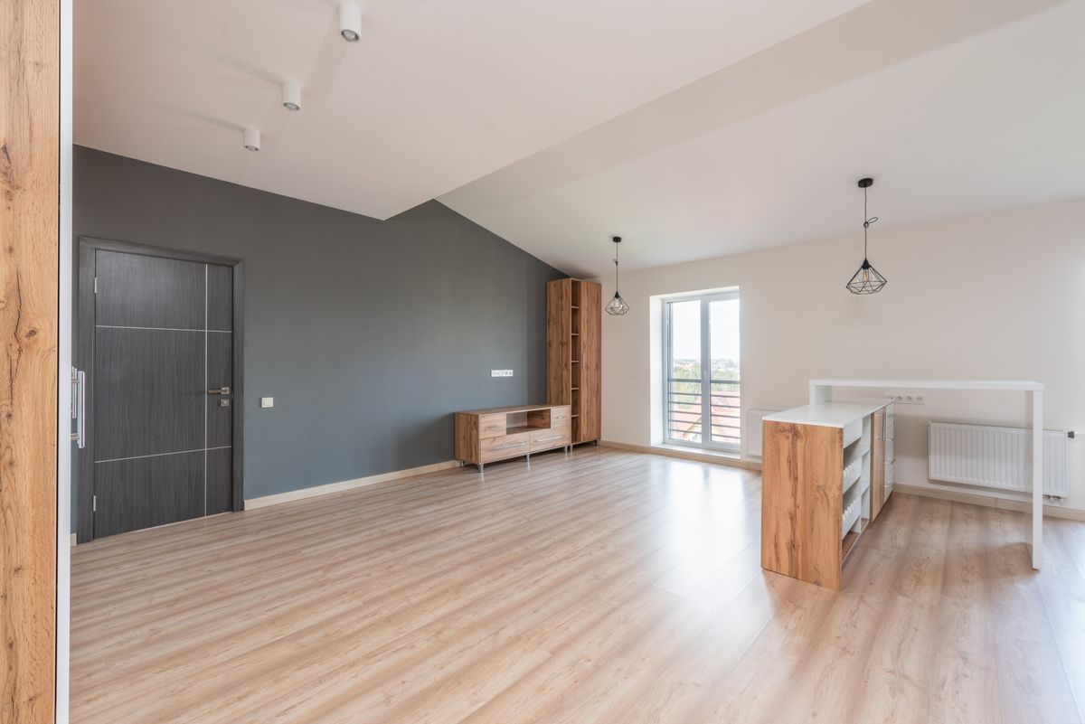 Contemporary living room with a gray accent wall and natural light, illustrating how to choose a living room accent wall